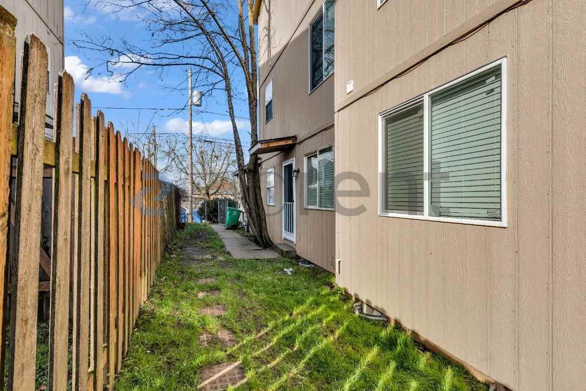 1526 Ne 68th Ave - Photo 7 of 24