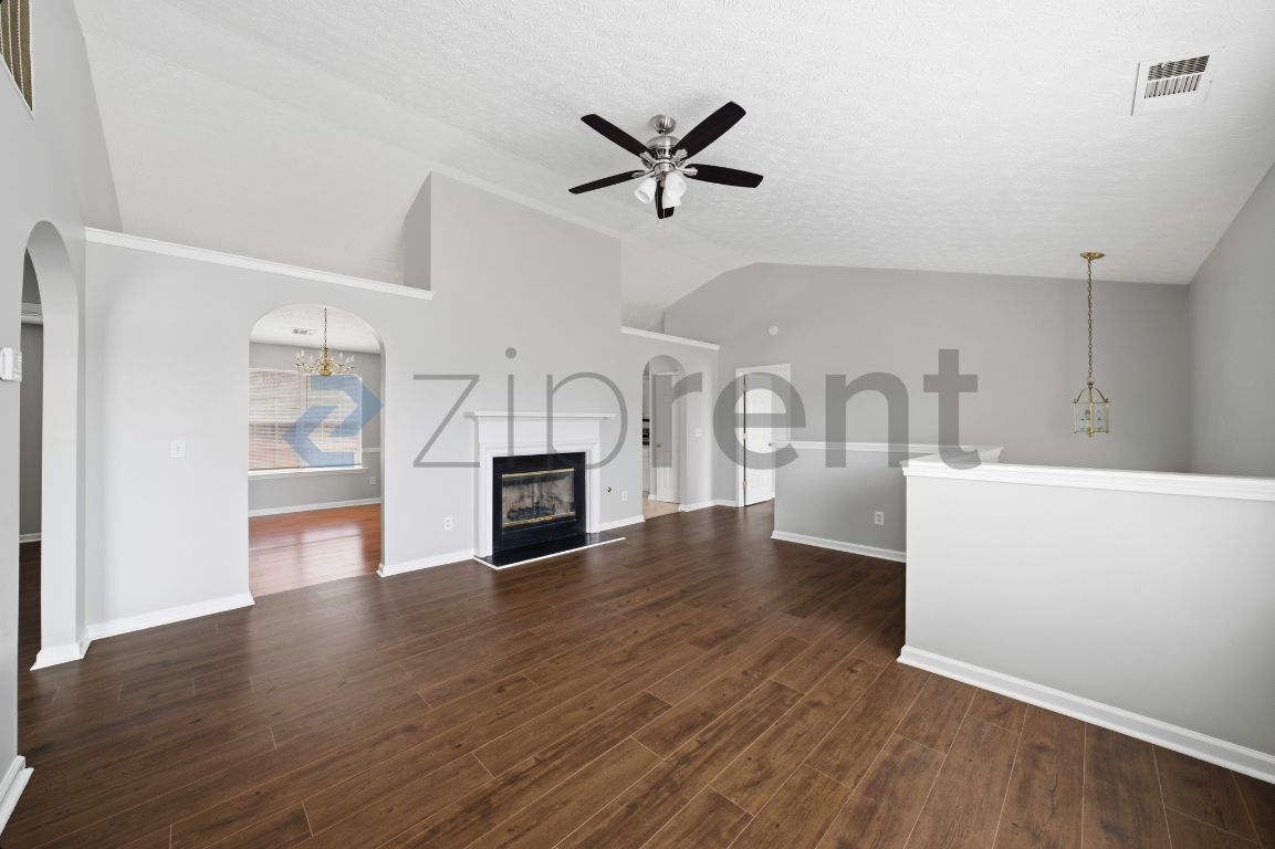 1512 Buckingham Pl - Photo 5 of 32