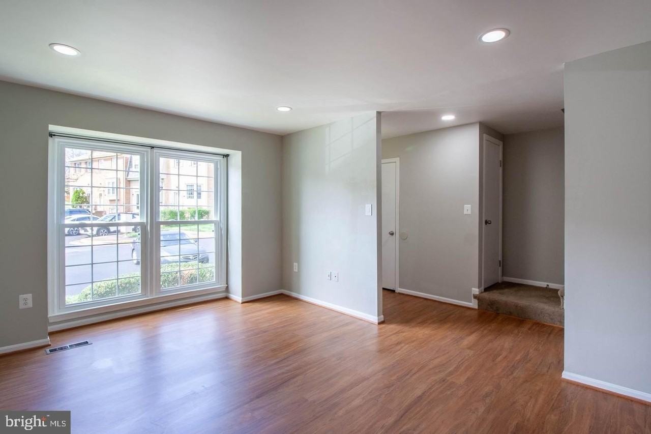 9709 Lakepointe Dr - Photo 4 of 41