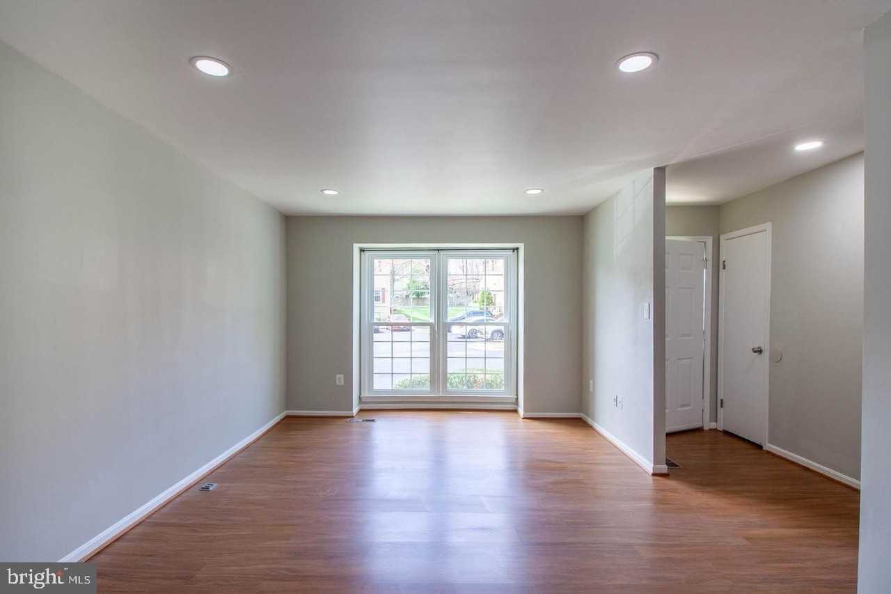 9709 Lakepointe Dr - Photo 5 of 41