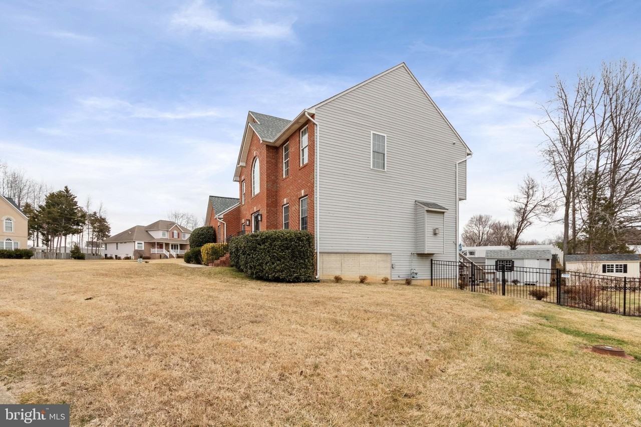 6910 Governors Grant Ln - Photo 2 of 50