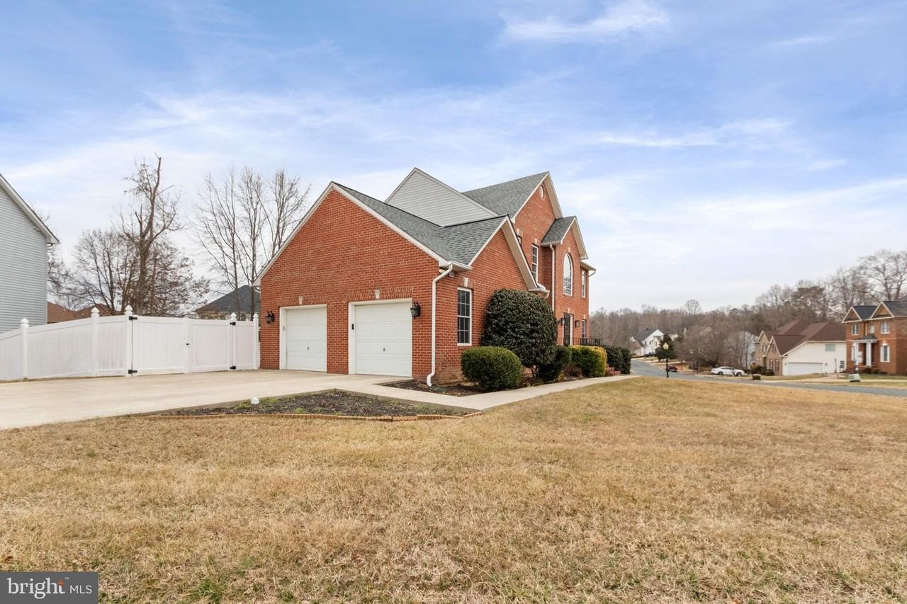 6910 Governors Grant Ln - Photo 3 of 50