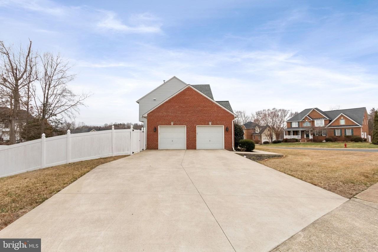 6910 Governors Grant Ln - Photo 4 of 50