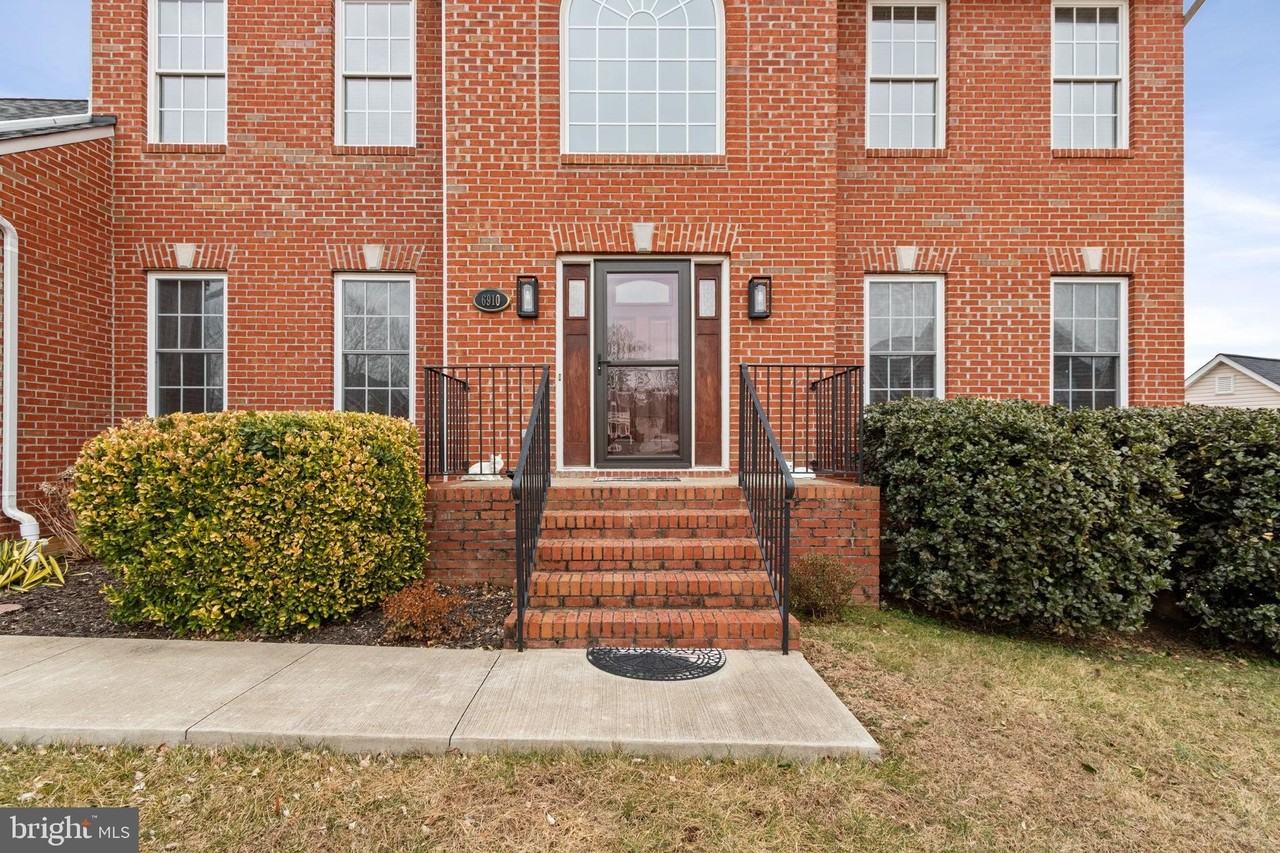 6910 Governors Grant Ln - Photo 6 of 50