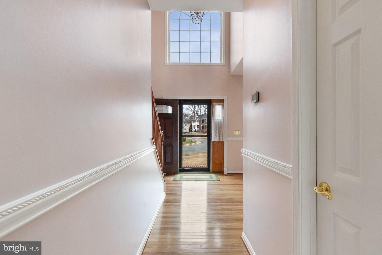 6910 Governors Grant Ln - Photo 7 of 50