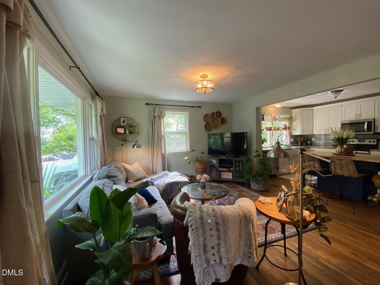 1156 Fiske St - Photo 4 of 20