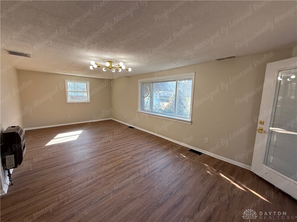 675 Wright St - Photo 5 of 37