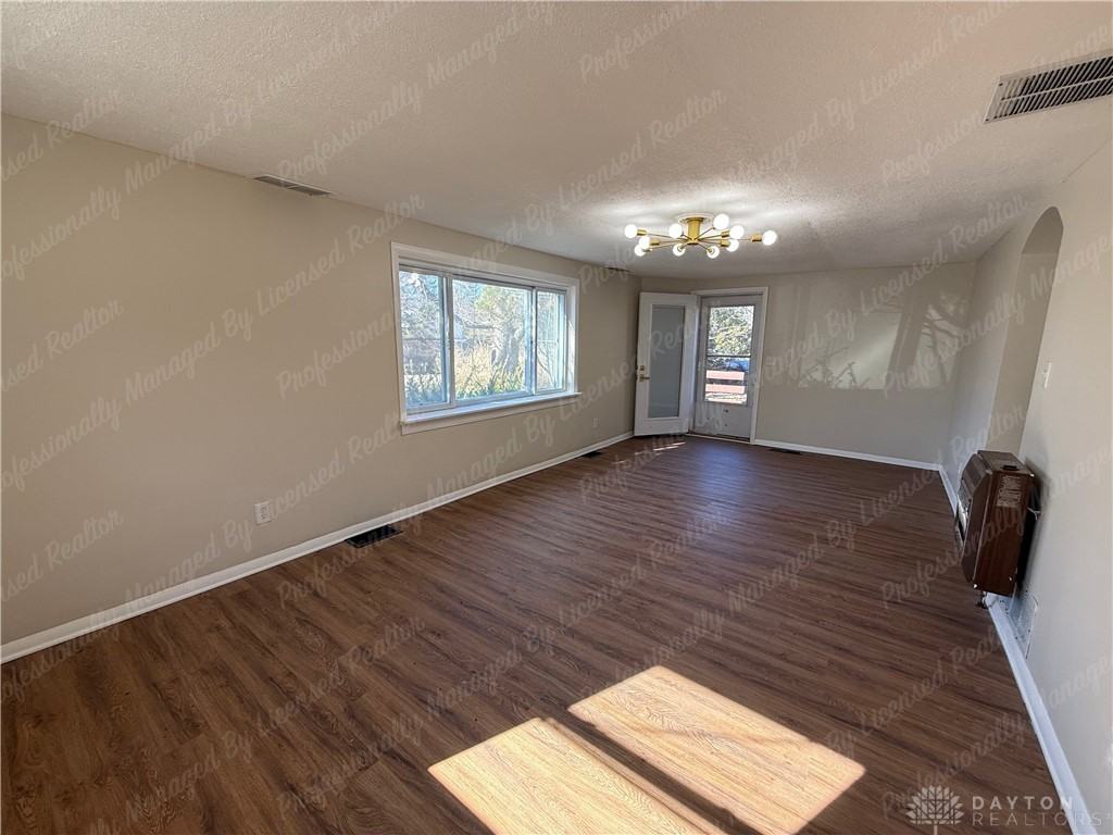 675 Wright St - Photo 6 of 37