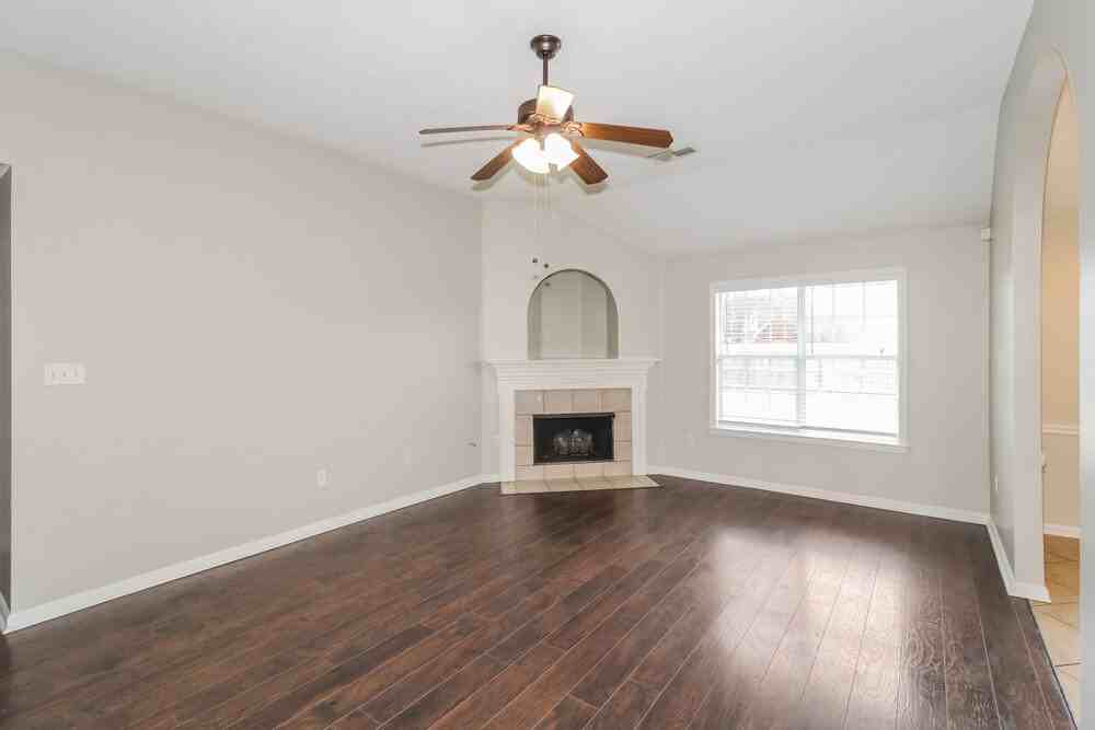 13078 Braybourne Pkwy - Photo 4 of 16