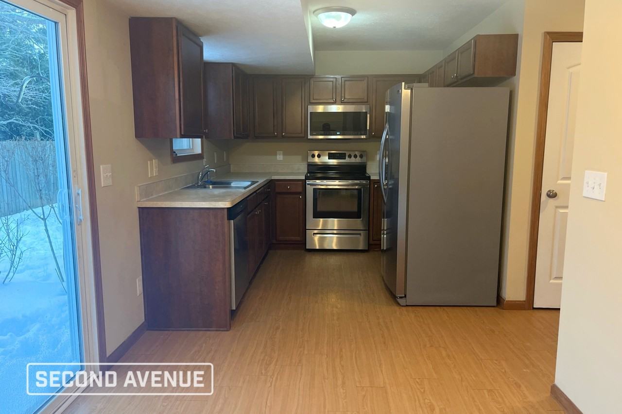 385 Stationpl - Photo 3 of 14