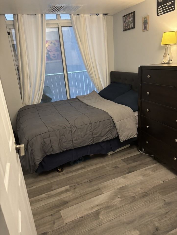 Yonge St & Queen St W - Photo 4 of 10