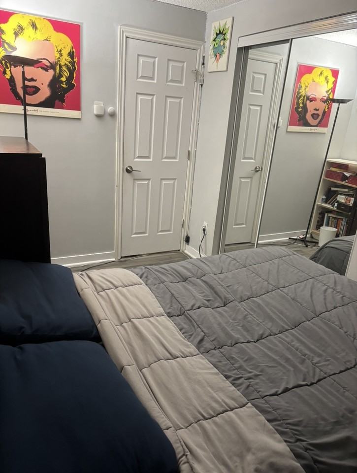 Yonge St & Queen St W - Photo 5 of 10