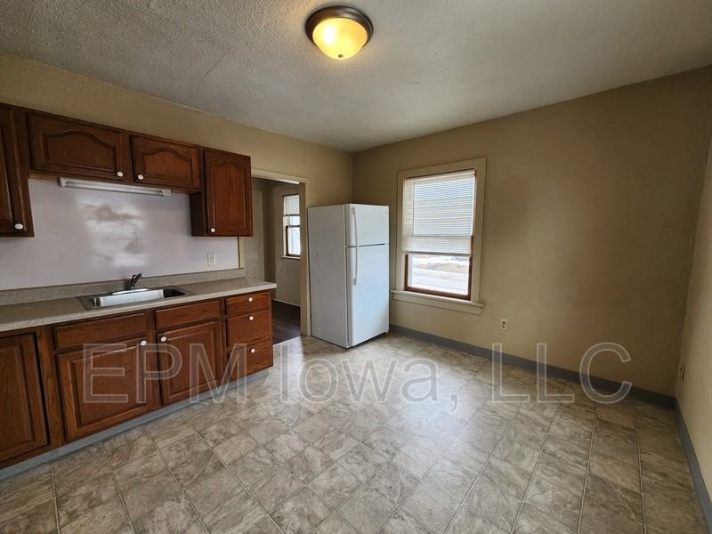 604 1/2 W Seerley Blvd - Photo 3 of 23