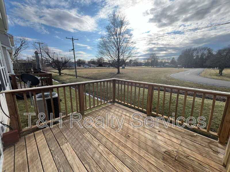 1552 Brookfield Cir - Photo 3 of 23