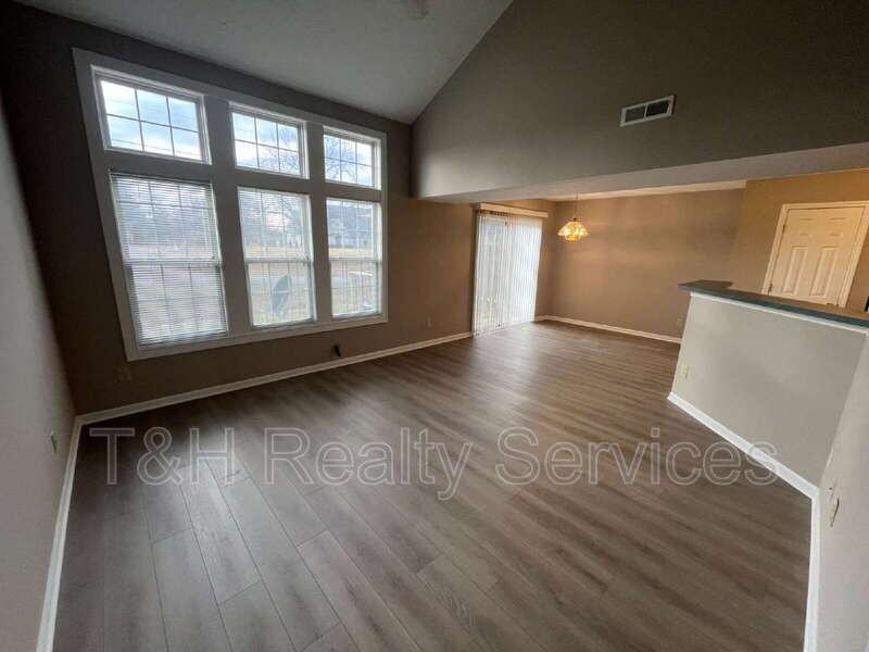 1552 Brookfield Cir - Photo 4 of 23