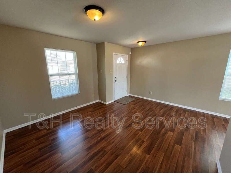 1422 Dowell St - Photo 4 of 21