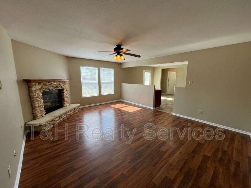 1422 Dowell St - Photo 5 of 21