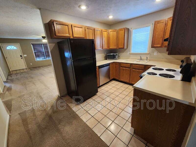 4832 Pine Ridge Ct - Photo 3 of 12