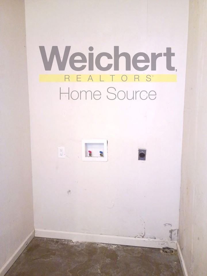 915 E Lake St - Photo 7 of 8