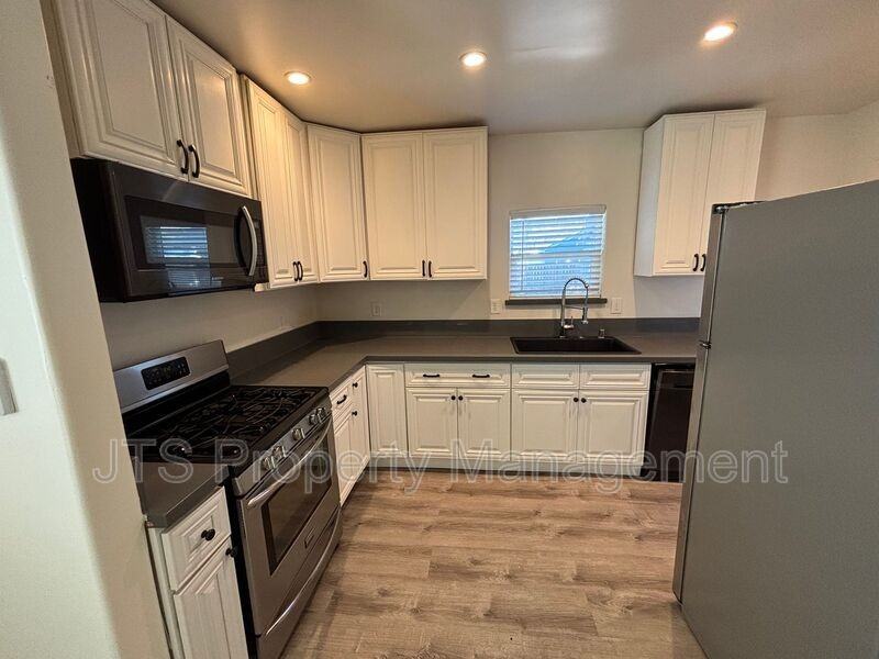 4702 65th St - Photo 2 of 5