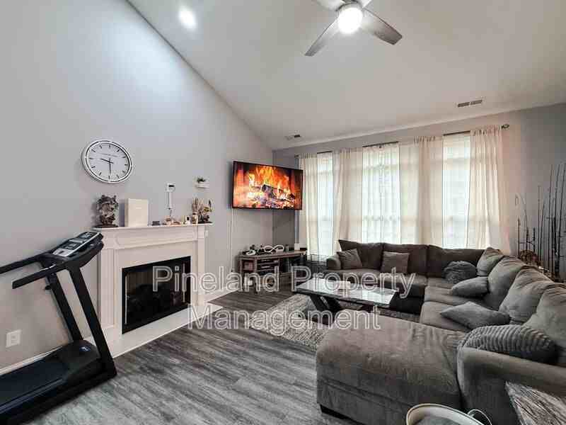 7019 Laurinburg Rd - Photo 5 of 21