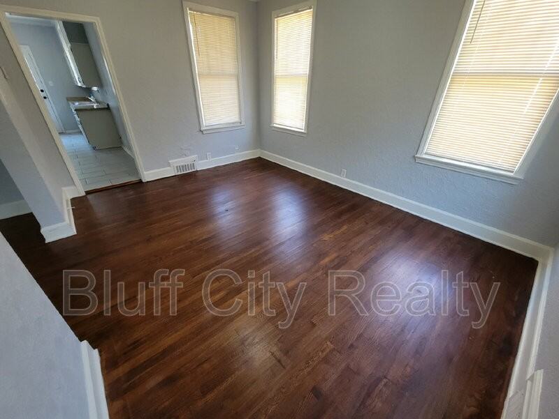 925 N Trezevant St - Photo 7 of 19