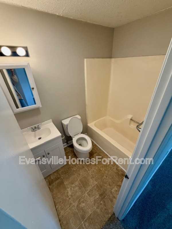 204 N Lafayette Ave - Photo 2 of 6