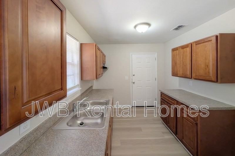 4721 Rochdale Rd - Photo 4 of 16