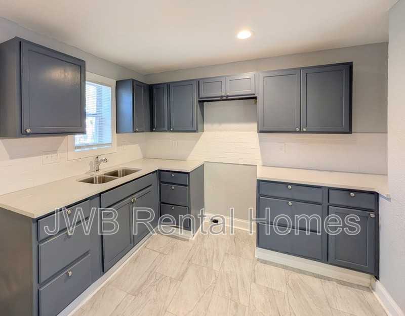 2002 W 15th St - Photo 2 of 14