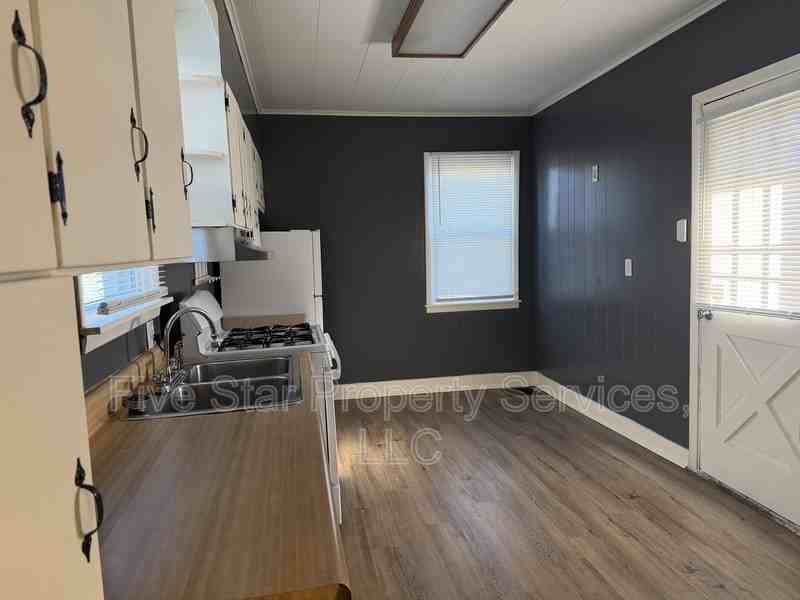 421 W Reynolds St - Photo 4 of 9