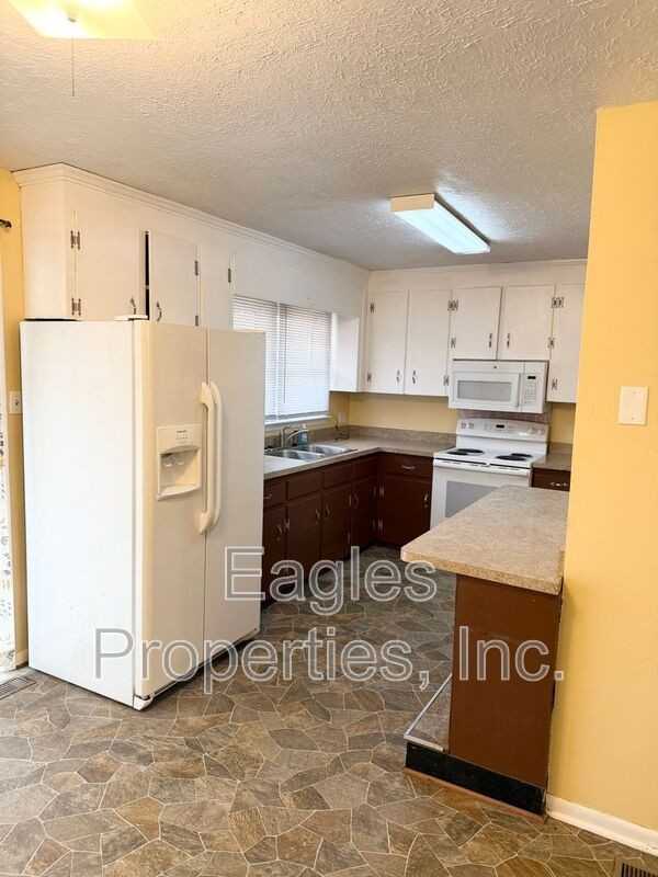 224 Herbert St - Photo 3 of 10