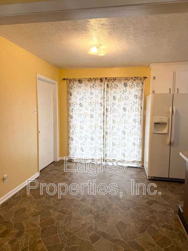 224 Herbert St - Photo 4 of 10