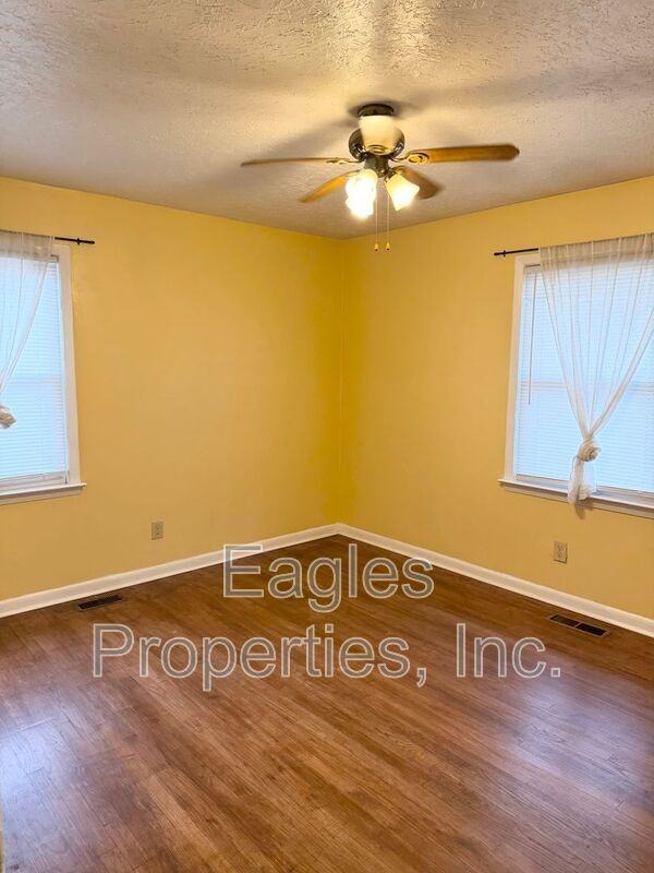 224 Herbert St - Photo 6 of 10