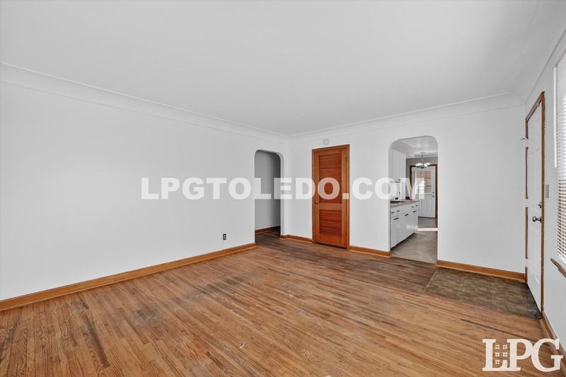 1525 Akron St - Photo 7 of 27