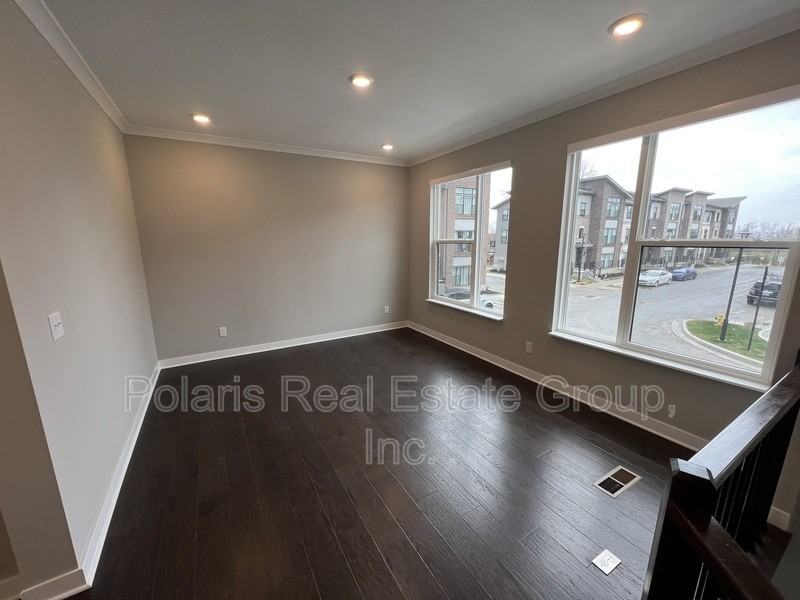 635 Golborne St - Photo 4 of 20