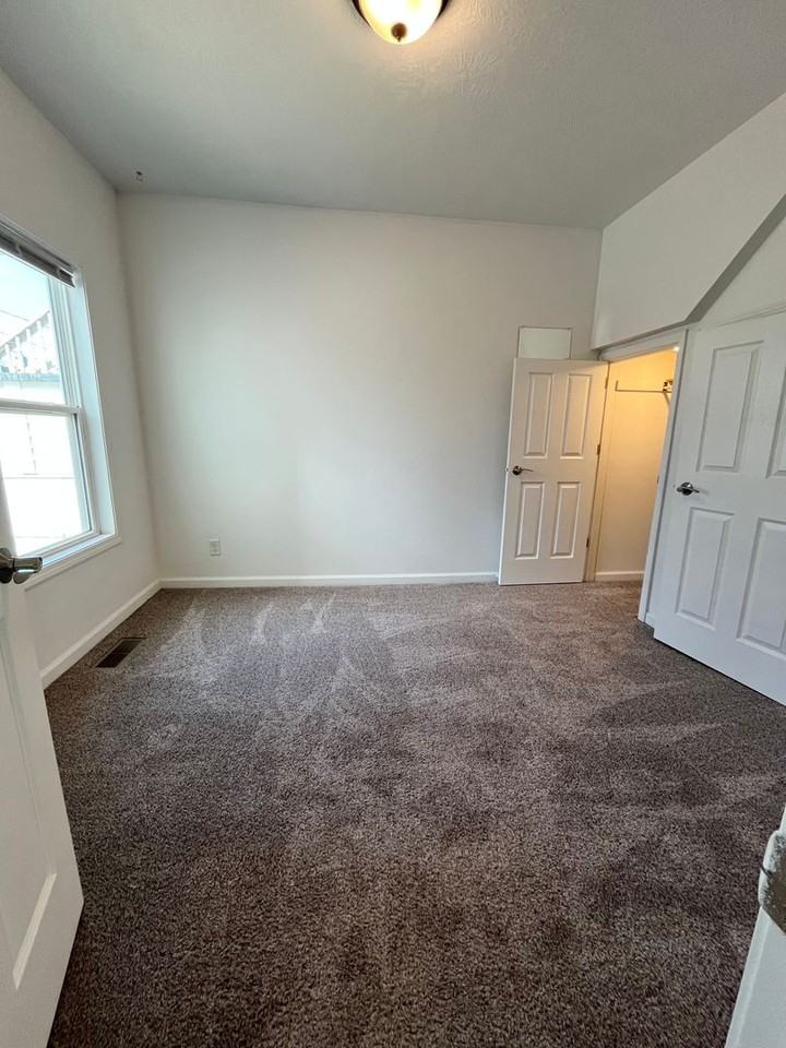 815 W 11th St - Photo 4 of 29