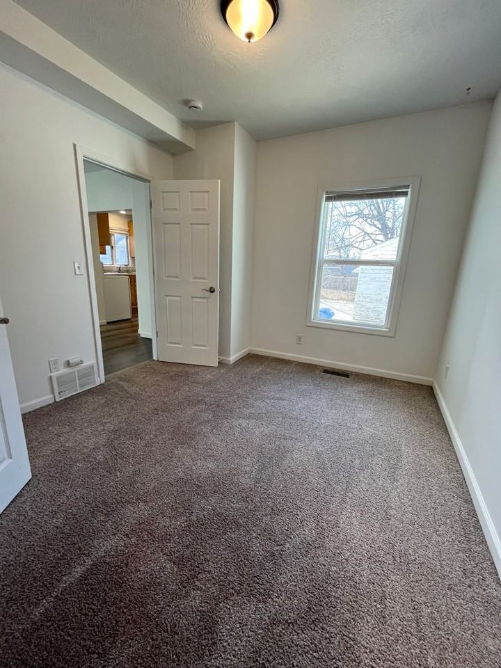 815 W 11th St - Photo 6 of 29