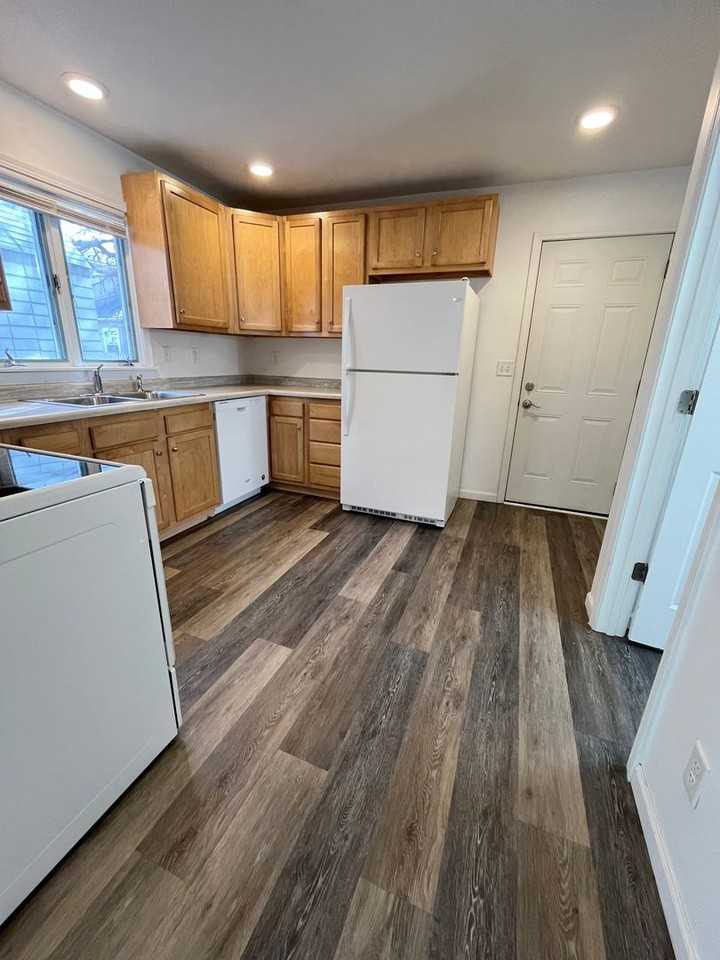 815 W 11th St - Photo 7 of 29