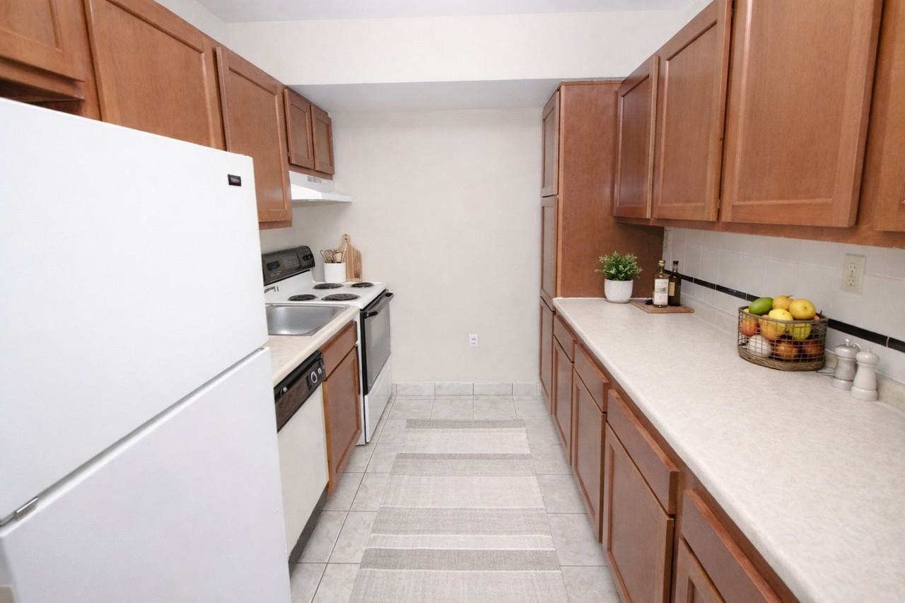 COLONIAL ARMS APARTMENTS -- 009 - Photo 6 of 50