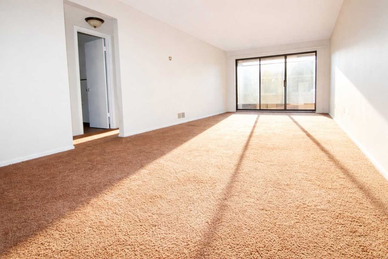 CANTERBURY COURT -- 087 - Photo 2 of 44