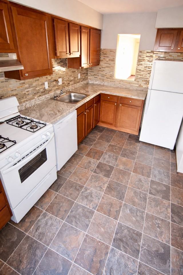 CANTERBURY COURT -- 087 - Photo 3 of 44