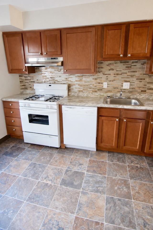 CANTERBURY COURT -- 087 - Photo 4 of 44