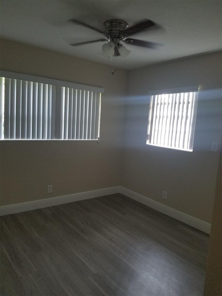 1020-1024 NE 17th Way - Photo 3 of 8