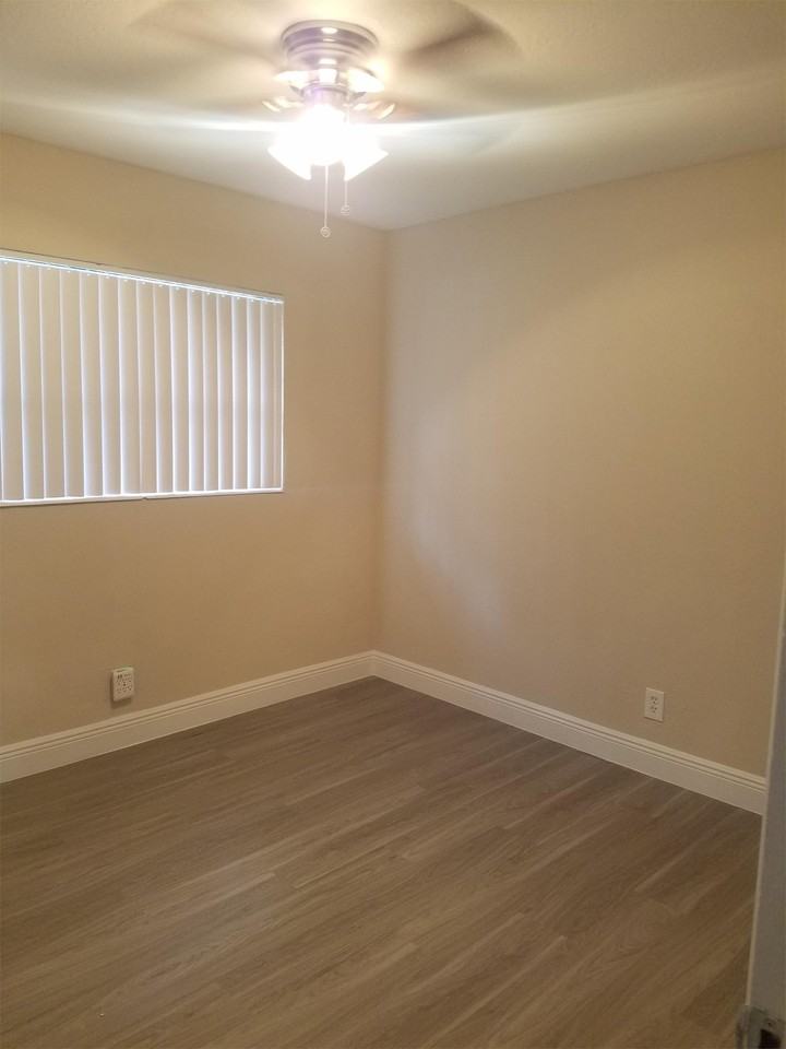 1020-1024 NE 17th Way - Photo 4 of 8