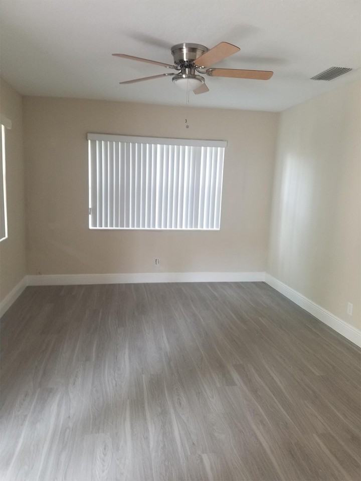 1020-1024 NE 17th Way - Photo 5 of 8