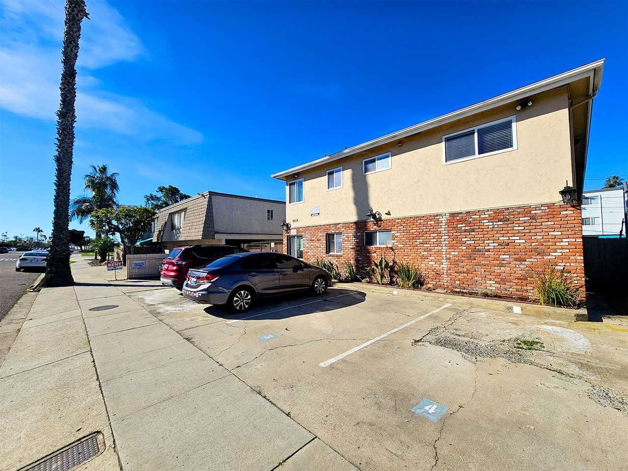 Spacious 1 & 2 Bedroom Apartments | Bond Street | Pacific Beach - Photo 2 of 11