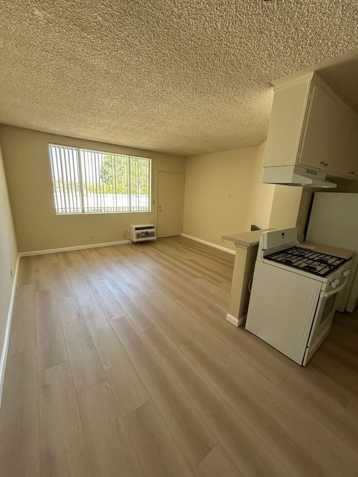 18550 Prairie St. - Photo 3 of 9