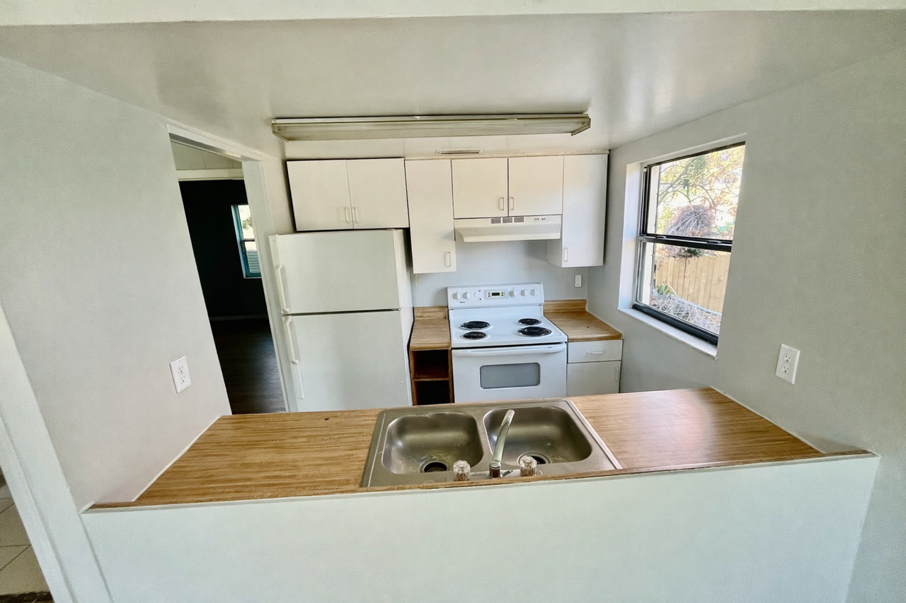 927 N Iowa Ave - Photo 3 of 4