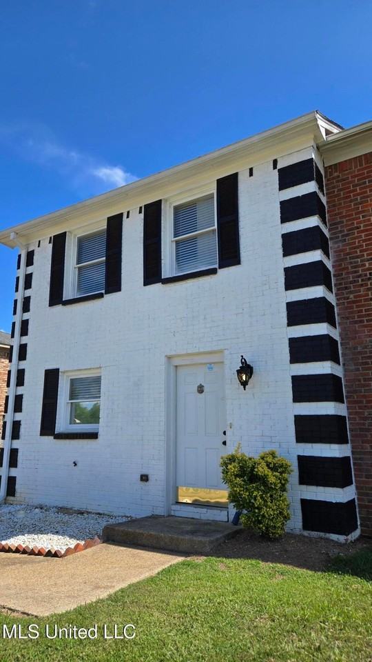 933 Glastonbury Cir - Photo 2 of 50