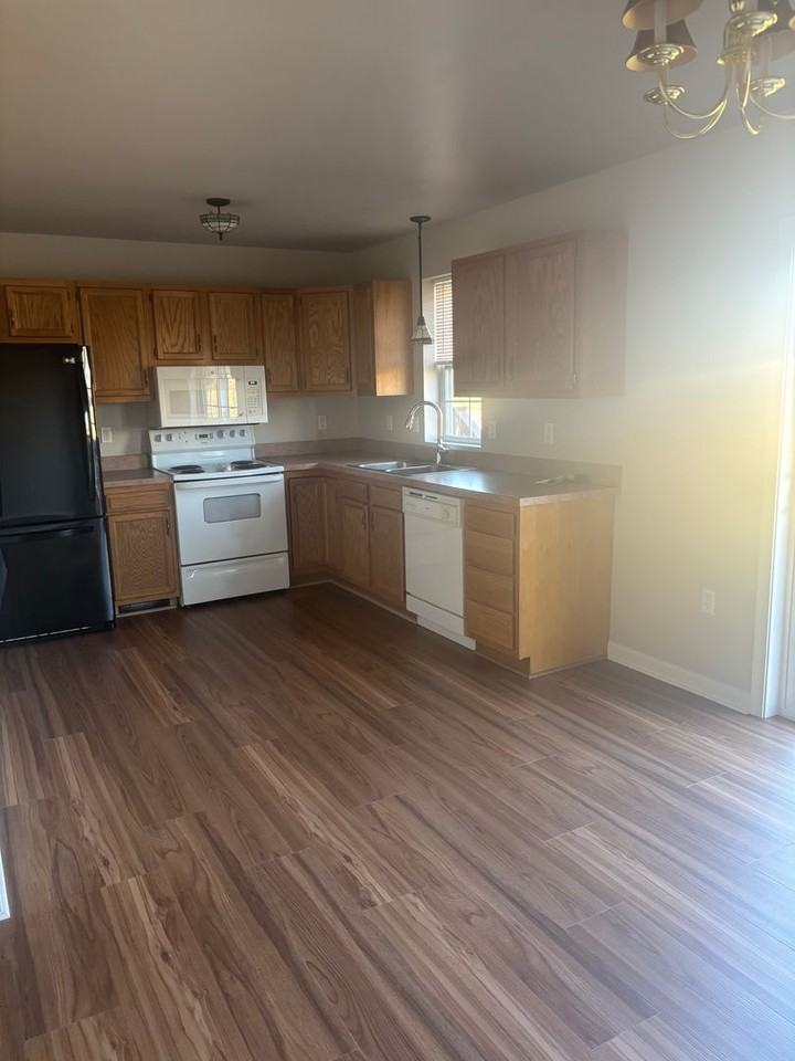 2149 Penn St - Photo 3 of 13